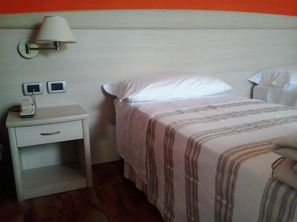 Hotel Pizzeria Mezzolago แปร์จีนา วัลซูกานา ห้อง รูปภาพ