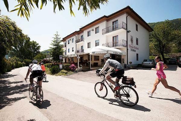 Hotel Pizzeria Mezzolago แปร์จีนา วัลซูกานา ภายนอก รูปภาพ