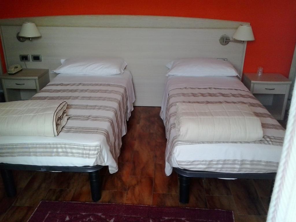 Hotel Pizzeria Mezzolago แปร์จีนา วัลซูกานา ห้อง รูปภาพ