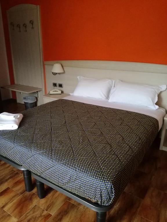Hotel Pizzeria Mezzolago แปร์จีนา วัลซูกานา ภายนอก รูปภาพ