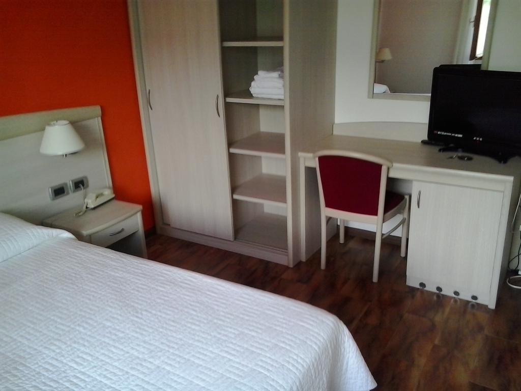 Hotel Pizzeria Mezzolago แปร์จีนา วัลซูกานา ภายนอก รูปภาพ