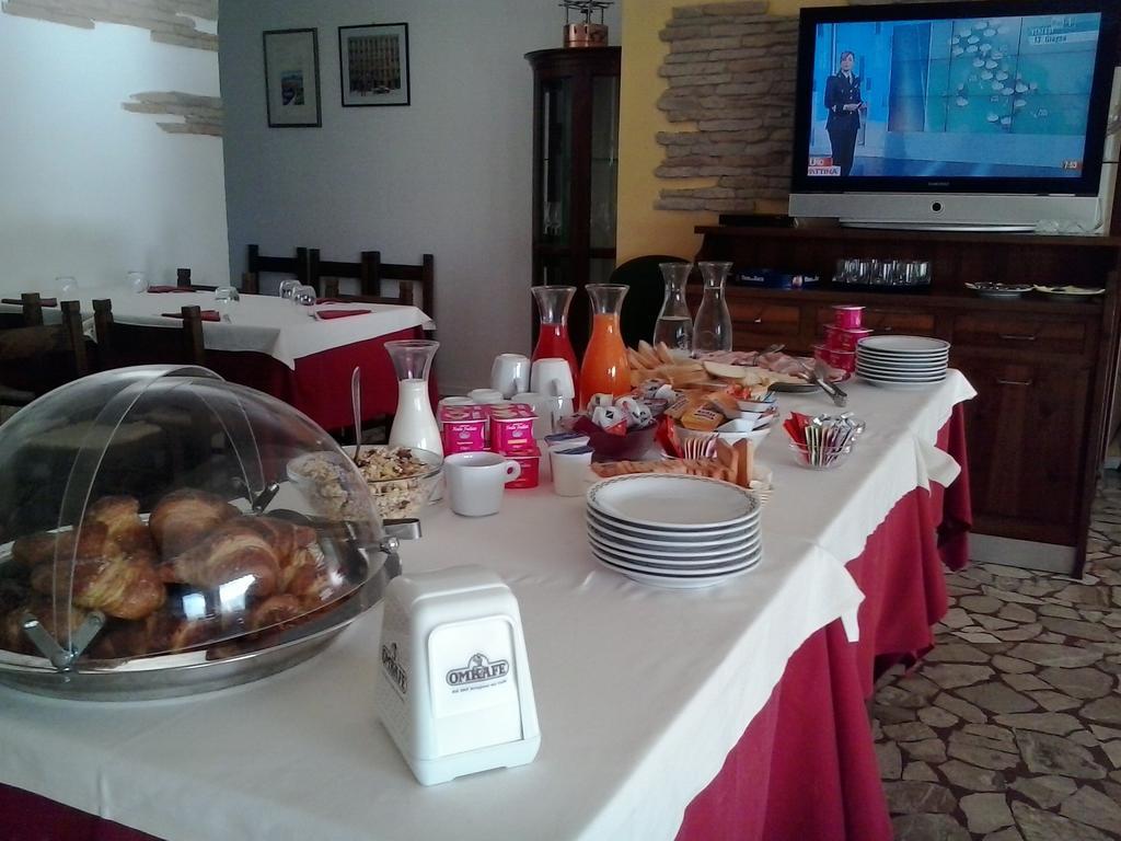 Hotel Pizzeria Mezzolago แปร์จีนา วัลซูกานา ภายนอก รูปภาพ