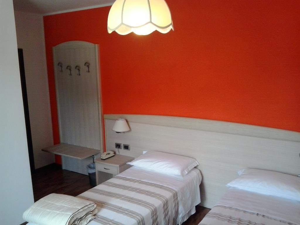 Hotel Pizzeria Mezzolago แปร์จีนา วัลซูกานา ภายนอก รูปภาพ